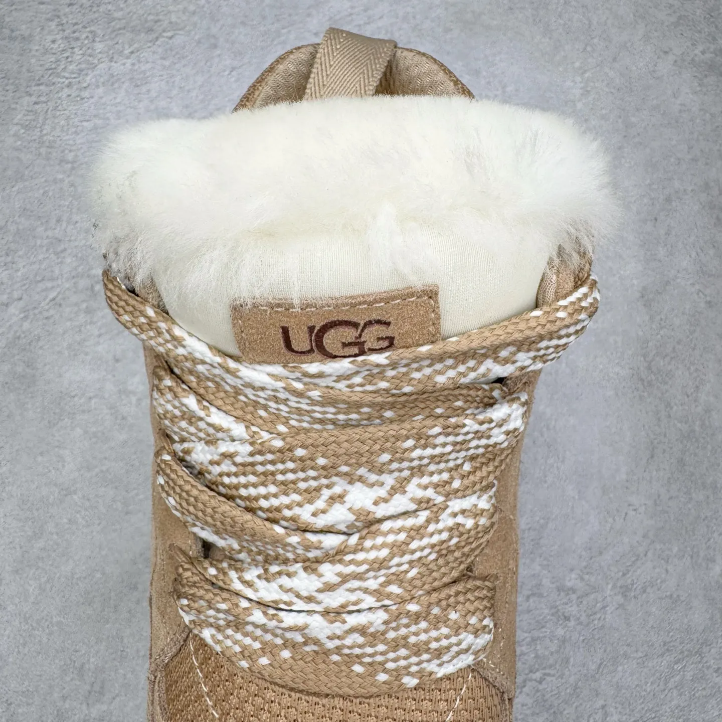 Pick up locally 💰600 UGG 4032 Meyer autumn and winter sheepskin and fur integrated snow boots. All shoes are made from the same factory as ZP. Longfeng A-grade Australian imported sheepskin and fur integrated men's and women's boots. Brand OEM production line. Fully follow the ZP process. OEM original pattern maker. Adhering to the principle of no original shoes and no development selection. Pay attention to every detail. The most authentic version on the market TREADLITE "Light Wing" technology outsole. Lightweight/durable/flexible/pile size: 35 36 37 38 39 40 41 42 43 44 45 Coding: by3936010